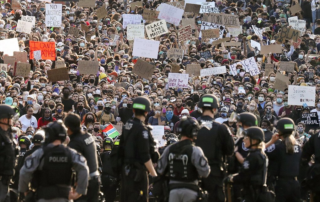 Protesters fill East Pine Street near the SPD’s East Precinct on Capitol Hill (Ken Lambert / The Seattle Times)